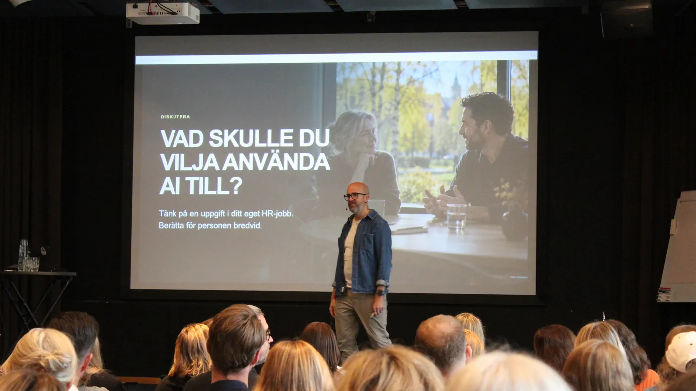 Johannes Sundlo ställer frågan Vad skulle du vilja använda AI till? till publiken på North HR Summit