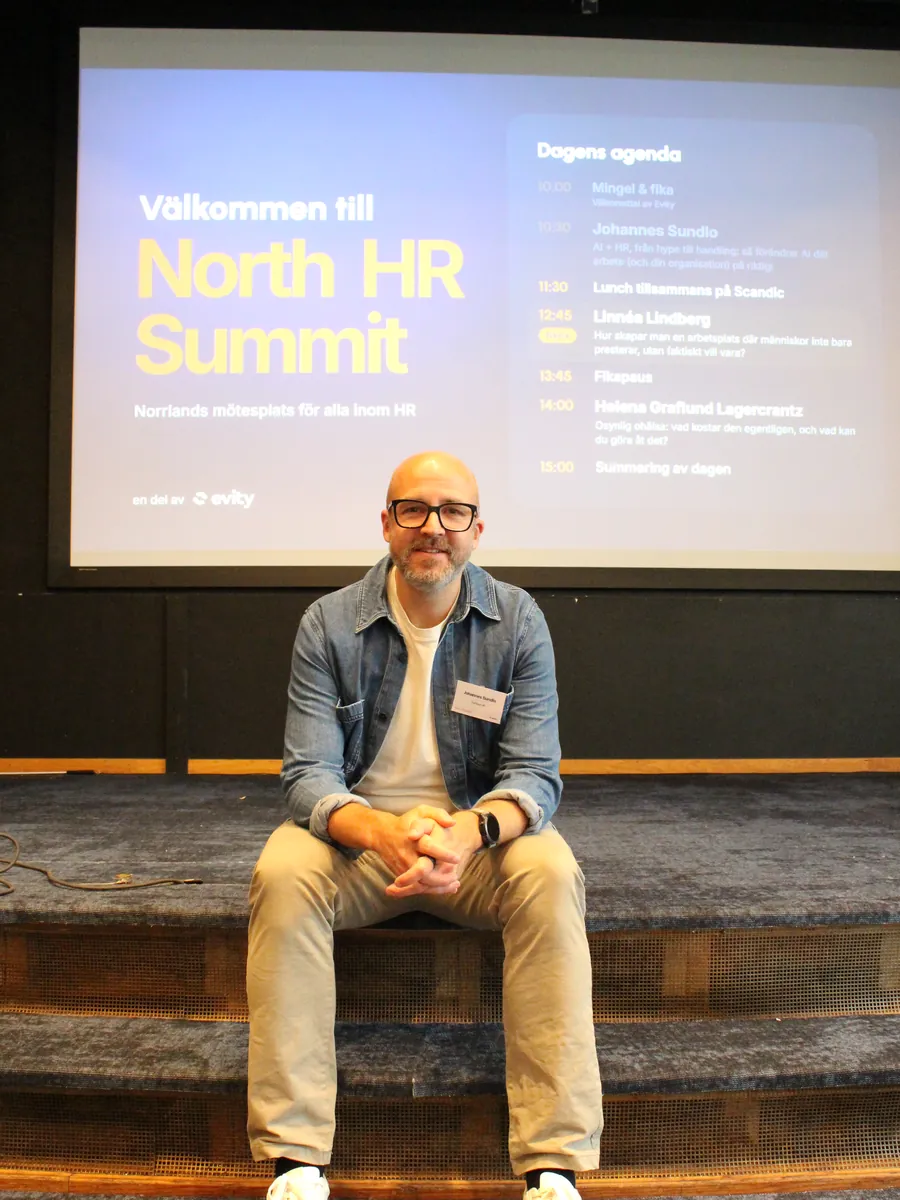 Johannes Sundlo, konsult inom AI och ledarskap, sitter på scenen på North HR Summit i Umeå