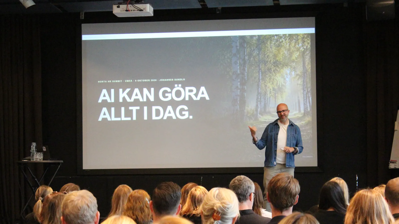 Johannes Sundlo på scen på North HR Summit i Umeå framför bilden AI kan göra allt i dag